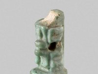 Aeg F 75  Aeg F 75, Spätzeit, Bes, Helle Fayence, H 1,1 cm, B 0,4 cm, T 0,5 cm : Bestandskatalog Ägypten, Museumsfoto: Claus Cordes